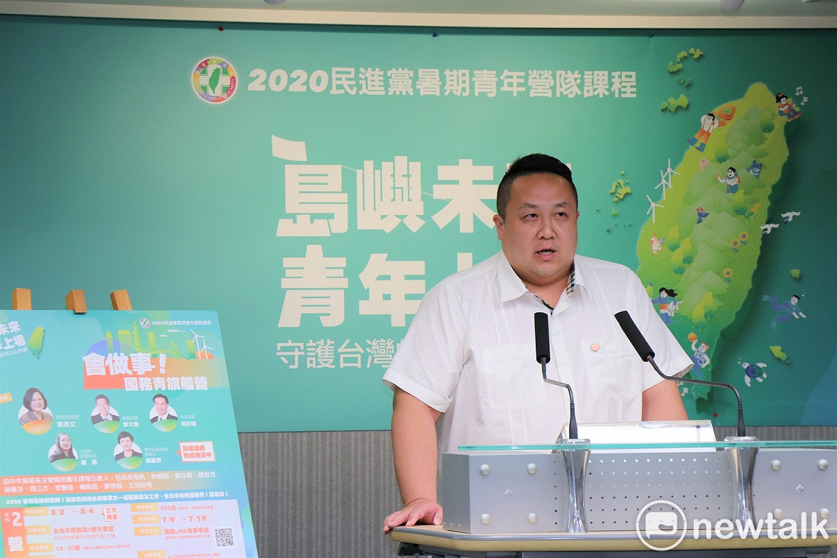 民進黨今公布2020暑期青年營隊課程「島嶼未來青年上場」，台灣民主學院副主任邱世元說明。 圖：謝孟華/攝