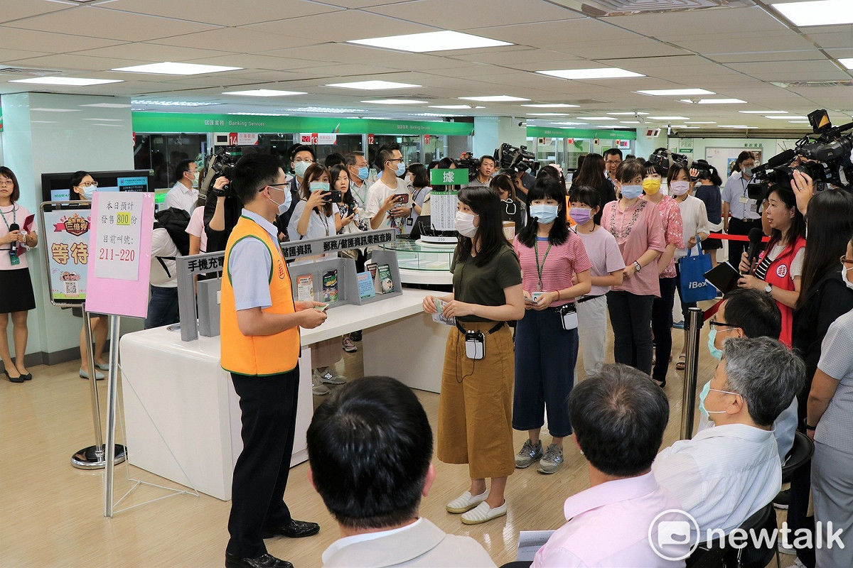 交通部長林佳龍今日前往台北金南郵局，視察3倍券發放演練；郵局同仁模擬4種突發狀況，並演示解決做法。 圖：謝孟華/攝