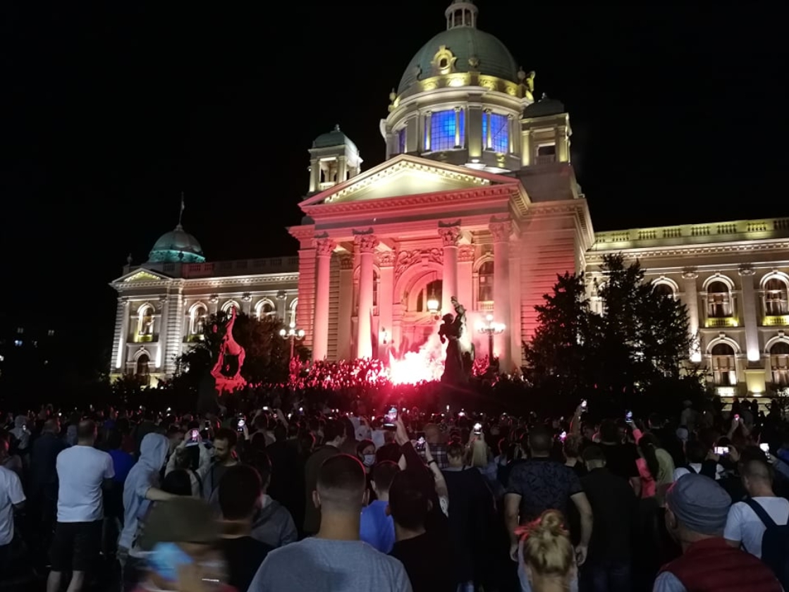 塞爾維亞總統武契奇宣布重啟宵禁，引發萬人聚集國會抗議，警民爆發嚴重衝突。 圖：翻攝自推特