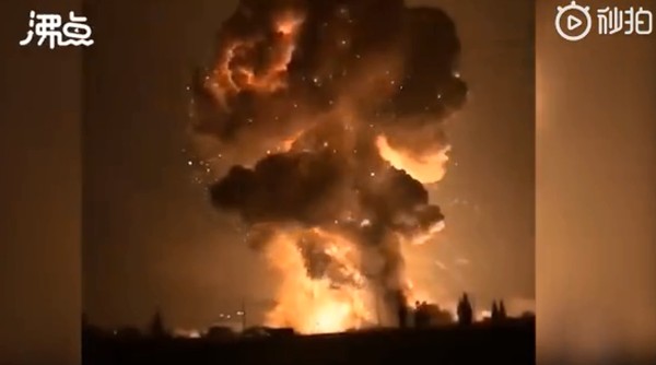 四川南豐鎮一處煙花爆竹廠8日晚間9點多發生大爆炸，現場一度出現「蕈狀雲」。 圖：翻攝鳳凰網