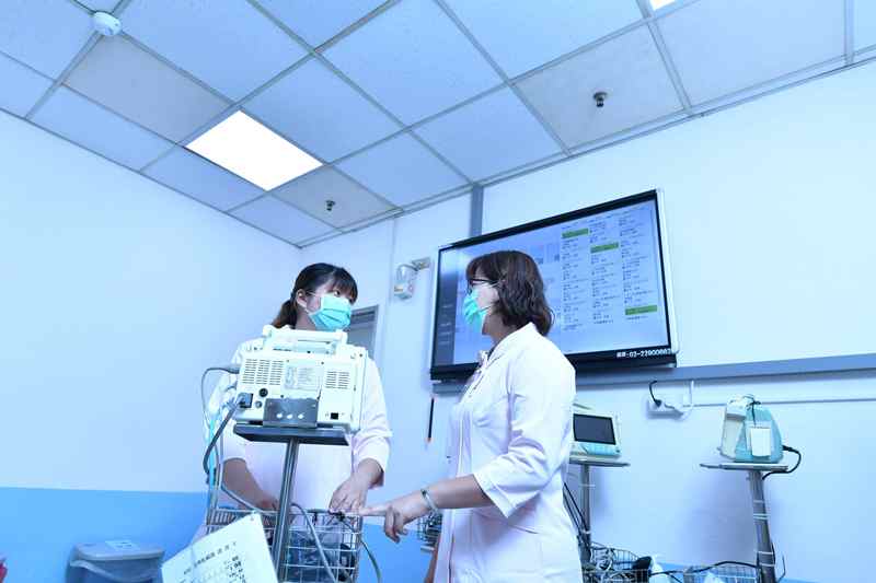臺北榮總新竹分院護理站導入工研院的「同色異譜人因照明技術」，可藉由調控燈光波長，讓護理人員的工作和休息都更有效率。 圖：工研院／提供