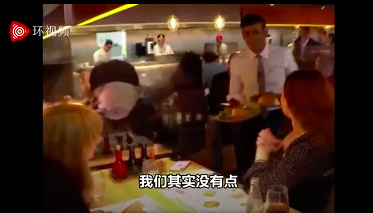 蘇納克替客人送餐卻送錯。 圖：翻攝自環球網