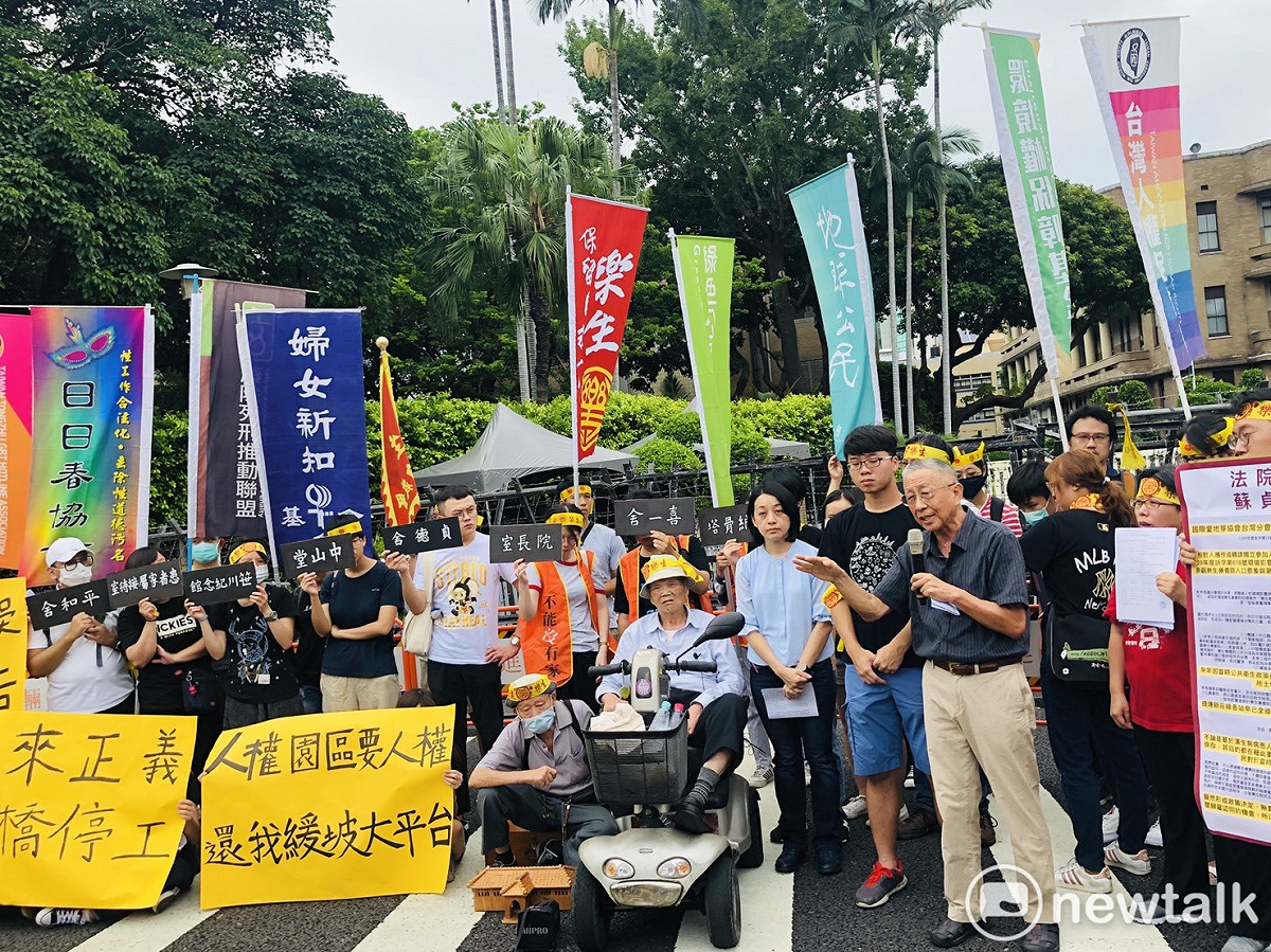 樂生自救會今（9）天赴行政院前陳情。 圖：謝莉慧/攝