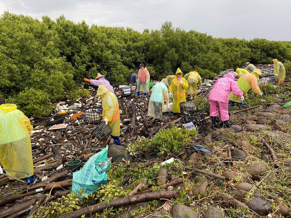 為了響應世界海洋日活動，嘉義縣、雲林縣跨縣市淨海，回收廢棄寶特瓶。 圖：嘉義縣政府/提供