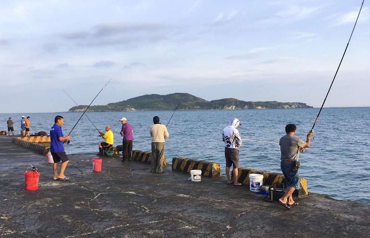 鯷魚是迴游型魚類，每年六月中到七月初迴游到馬祖列島海域，也因此讓馬祖人全島瘋釣鯷魚，每日晨昏總吸引許多人在碼頭釣鯷魚。 圖：張良一/攝