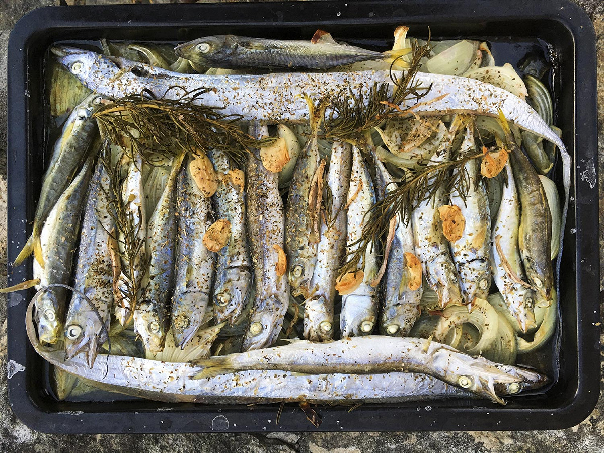 鯷魚和蔬菜一起烤，鋪在魚下面的蔬菜吸滿鯷魚的鮮甜，非常美味。 圖：張良一/攝