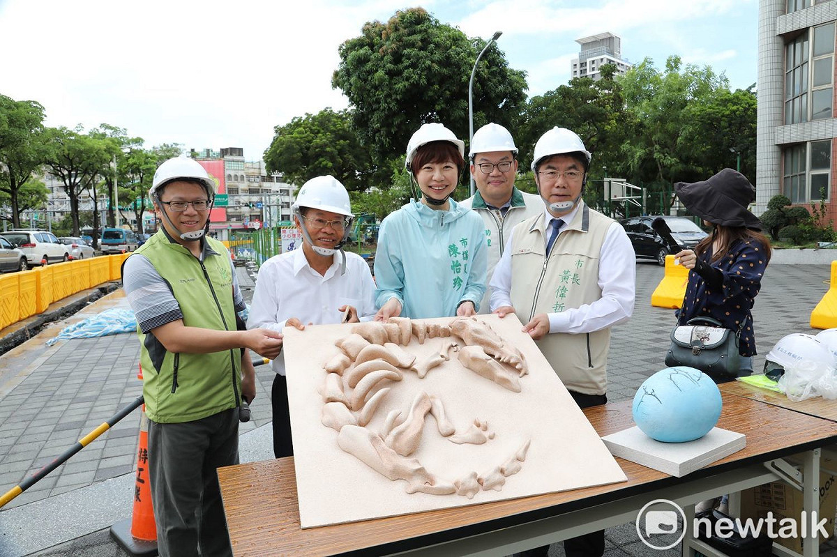 為打造台南以人為本的友善幸福城市，台南市長黃偉哲帶領市政團隊再度爭取前瞻計畫經費近2億元，全部用來投入台南市路平專案政策，進行海安路及公園南路道路優質化工程。 圖：黃博郎／攝