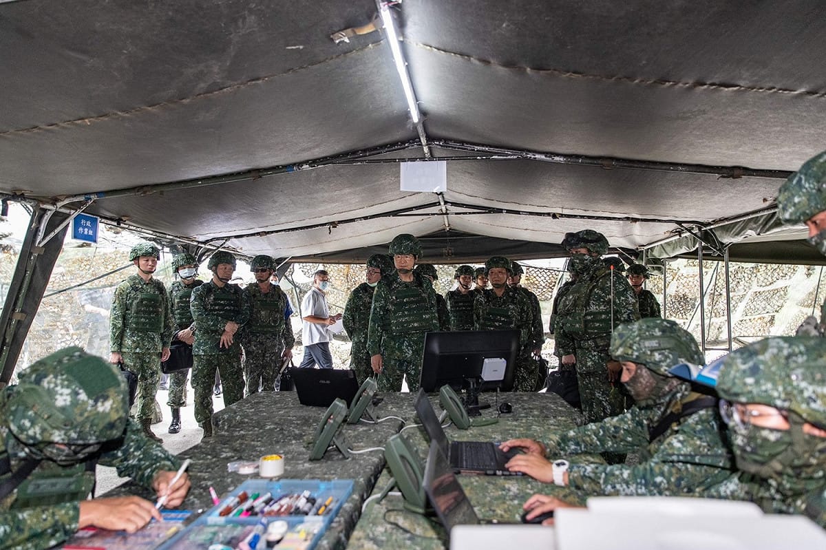 國防部長視導聯兵營指揮所作業。 圖：軍聞社提供(資料照片)