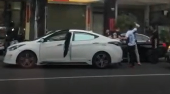 五、六名惡煞當街持棍棒砸車傷人，被台中市議員施志昌全程錄下。 台中市議員施志昌/提供