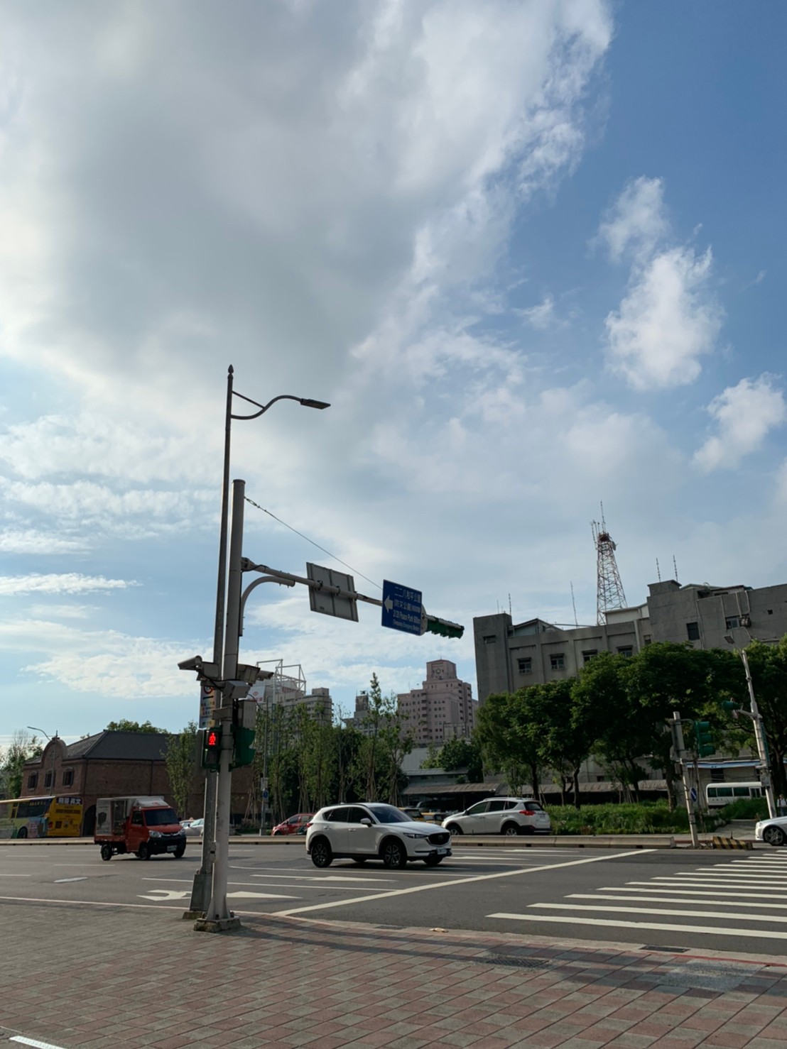 今（10）日各地大多為多雲到晴、高溫炎熱，其中大台北、花東、高屏及南投、彰化、雲林仍有機會出現局部36度以上高溫 圖：楊紫希/攝