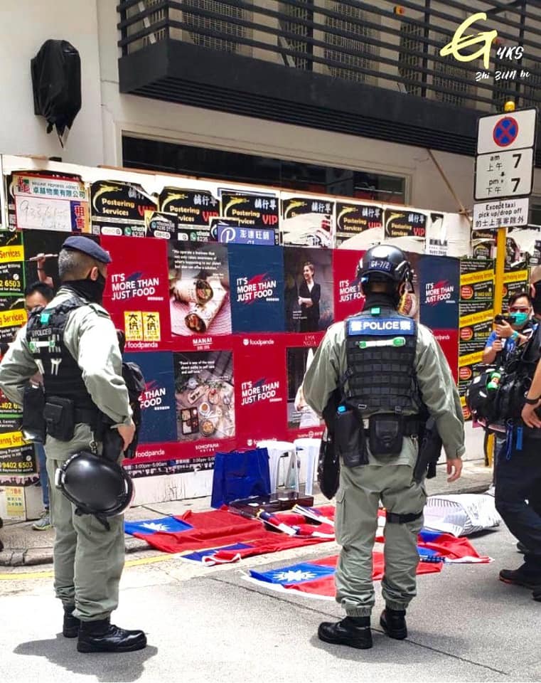 香港民眾7月1日在銅鑼灣登龍街拍攝到，有人被警方攔查時，因其背包中有中華民國國旗，最後被以涉嫌違反港區國安法逮捕。 圖：翻攝YKS 至尊寶臉書
