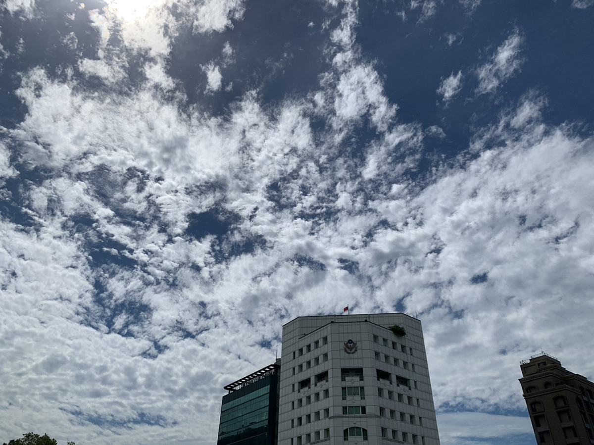 中央氣象局在今(16)日早上11點10分時發佈高溫特報，全台8縣市持續高溫，東南部地區慎防焚風。 圖：楊紫希/攝