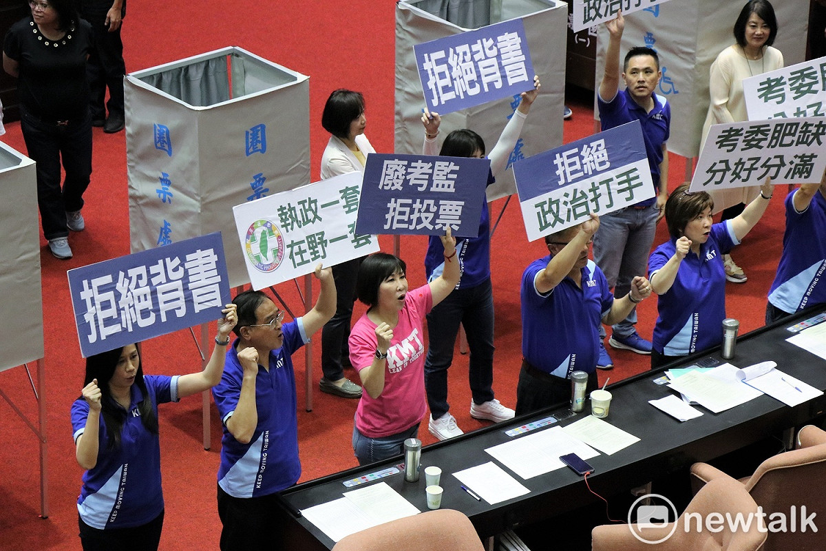 立院今舉行考試委員人事案投票，國民黨團舉牌抗議，怒斥「拒絕政治打手」。 圖：謝孟華/攝