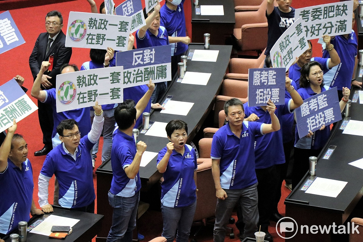 立院今舉行考試委員人事案投票，國民黨團舉牌抗議，痛批無法接受這樣的提名人選。 圖：謝孟華/攝
