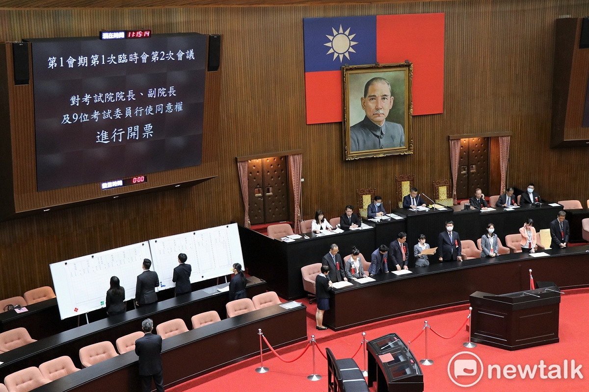 立院今舉行考試委員人事案投票，考試院長被提名人黃榮村、副院長被提名人周弘憲在民進黨團支持下，當選正、副院長。 圖：謝孟華/攝