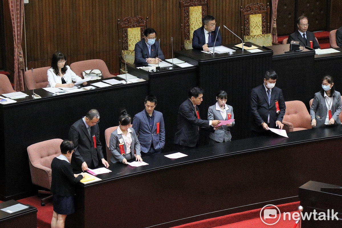 立院今舉行考試委員人事案投票，議場人員正進行開票。 圖：謝孟華/攝