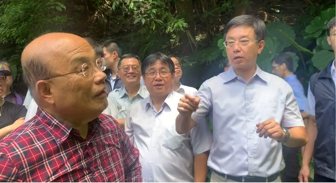 行政院長蘇貞昌今（10）天上午到陽明山視察「大屯瀑布區溪流西側步道短期環境改善辦理情形」。 圖：擷自政院影片