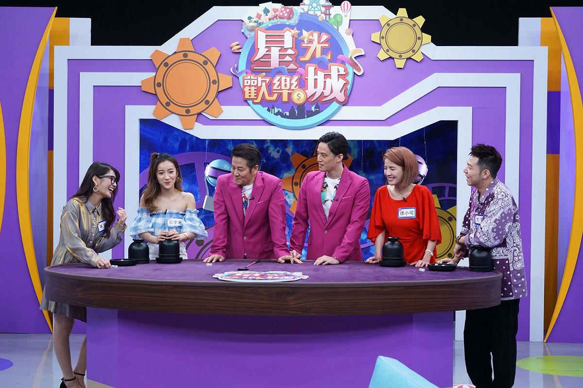 琳妲（左一）、夏宇禾（左二）、徐小可（右二）、大飛（右一）上《星光歡樂城》與徐乃麟、徐新洋PK「決戰骰子樂」。 圖：狼谷育樂台／提供