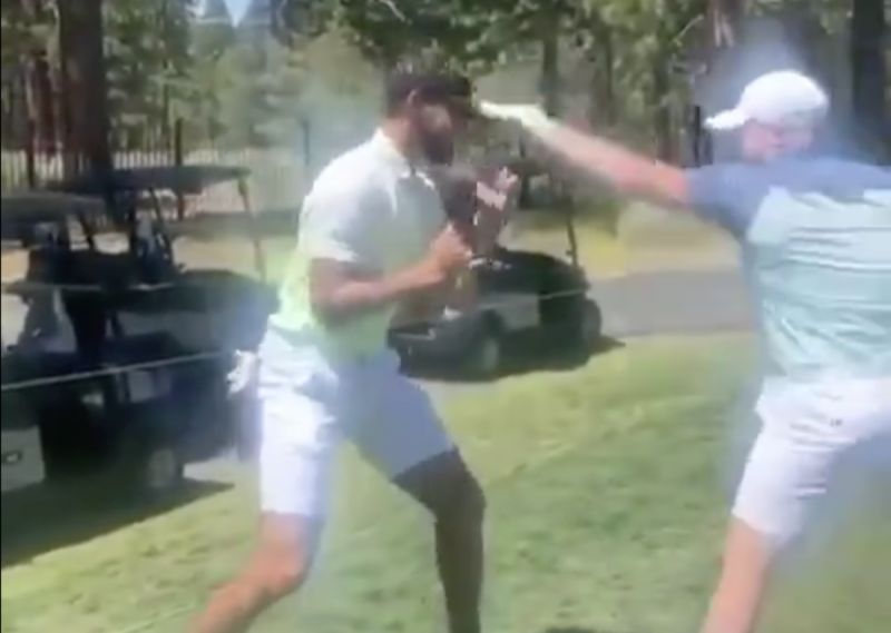 勇士當家射手Stephen Curry與拳王Canelo Alvarez一時興起比劃拳擊。 圖／截自SportsCenter推特