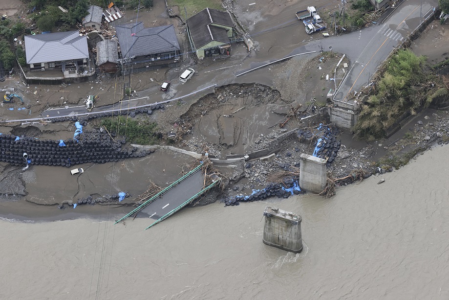 日本九州受到數十年一見的暴雨侵襲，已有至少66人喪命。(圖為熊本縣八代市一座倒塌的橋) 圖：達志影像/美聯社