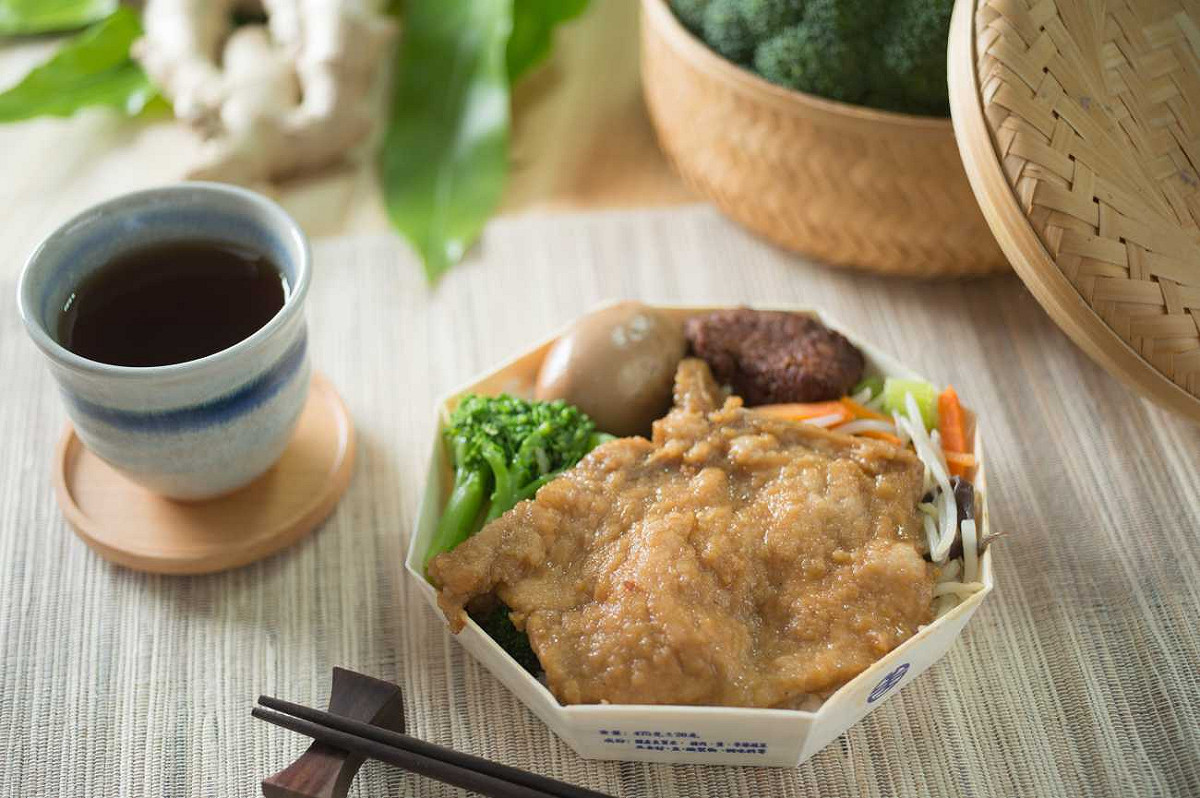 紙本三倍券不能在車上買便當，因此，台鐵局鼓勵民眾訂車票時加購便當，一次使用紙本三倍券。 圖：取自交通部台灣鐵路管理局