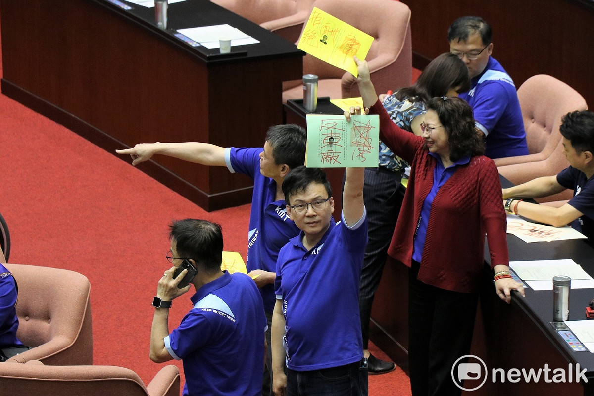 國民黨立委拒絕投NCC人事同意權票，雖領取選票，卻在上頭寫下「拒投東廠」等字樣後，集體將選票帶出場。 圖：謝孟華/攝