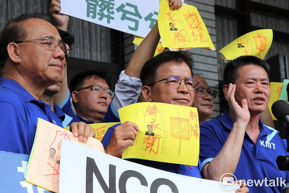 立法院臨時會今天行使國家通訊傳播委員會人事同意權投票，國民黨團立委在議場外表示抗議。 圖：謝孟華/攝