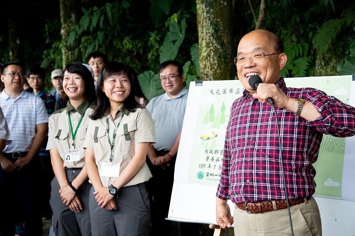 行政院長蘇貞昌今（10）天到陽明山視察「大屯瀑布區溪流西側步道短期環境改善辦理情形」。 圖：行政院提供