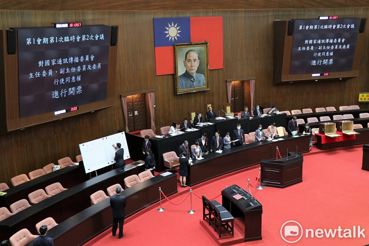 立法院臨時會今日行使國家通訊傳播委員會（NCC）人事同意權投票，民進黨團以人數優勢通過本次通傳會委員提名。 圖：謝孟華/攝