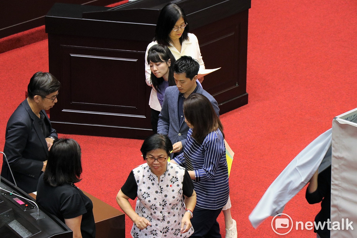 立法院臨時會今日行使國家通訊傳播委員會（NCC）人事同意權投票，民進黨立委何志偉、高嘉瑜到場投票。 圖：謝孟華/攝