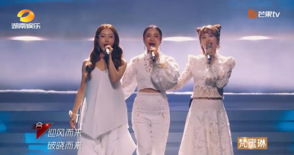 丁噹(中)、金莎(右)、白冰(左)三人合唱《仰世而來》，合作無間。 圖：翻攝自芒果TV