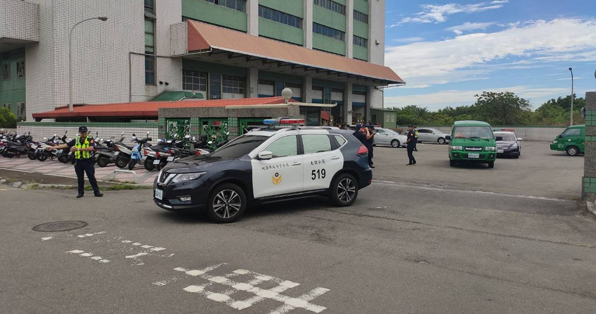 桃園警方嚴密護送振興三倍券安全送抵各郵局支局。 圖：平鎮分局／提供