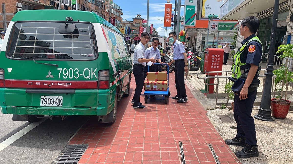 警方在各郵局門口嚴加戒備護送三倍券安全送達。 圖：蘆竹分局／提供