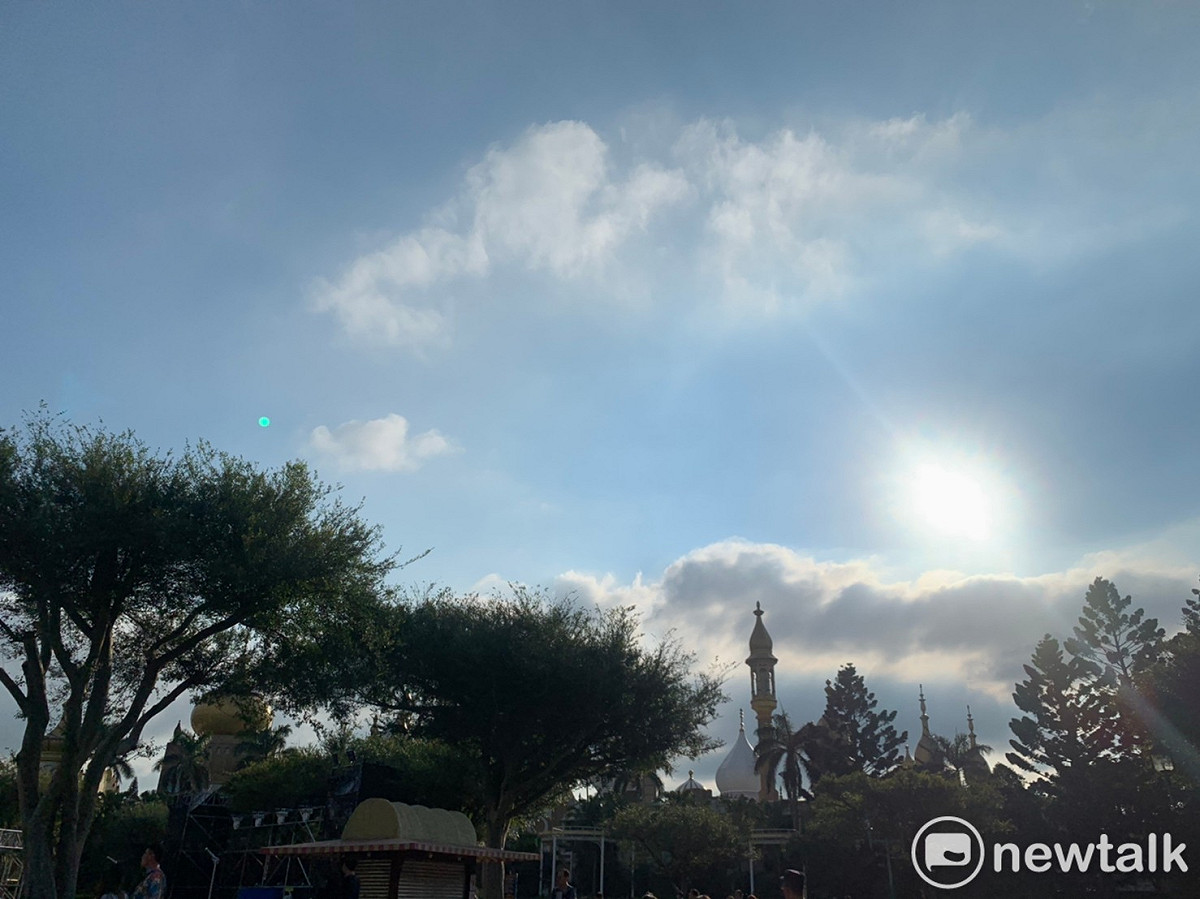 今（11）天大多為多雲到晴、高溫炎熱的天氣，其中雙北等12縣市高溫上看36度，中央氣象局也對此發佈高溫特報 圖：楊紫希/攝