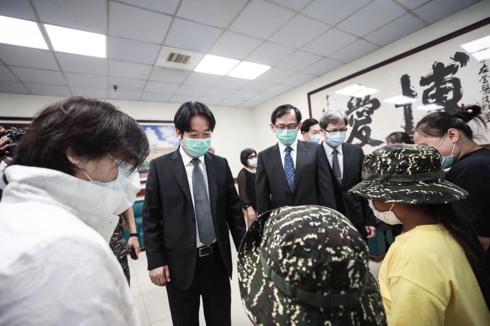 賴清德今日拜訪罹難上兵蔡博宇的家屬，並保證政府會盡力協助他們。 圖：翻攝自賴清德臉書