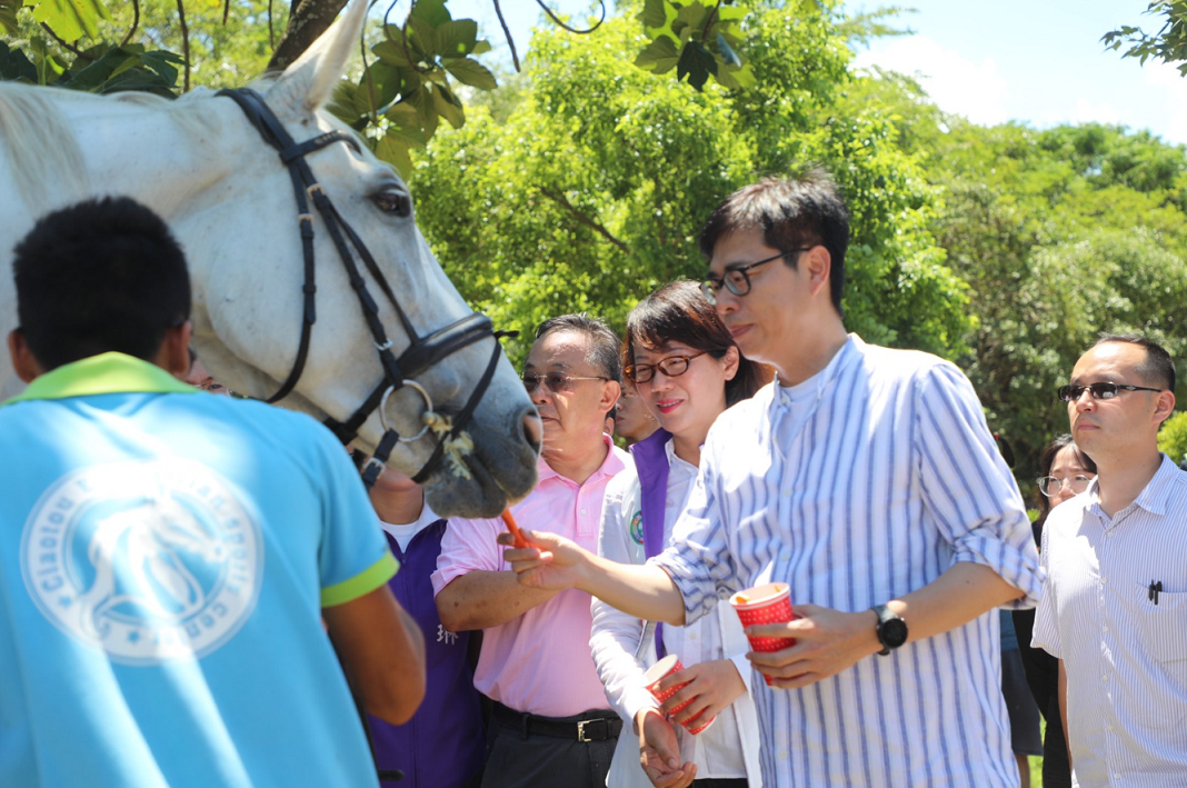 民進黨高雄市長補選參選人陳其邁今(11)日出席橋頭兒童馬術治療開訓典禮。 圖：翻攝自陳其邁臉書