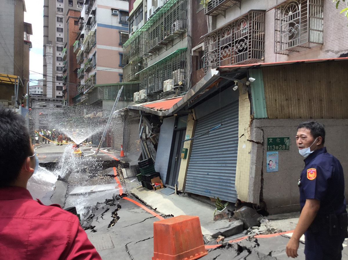 新北市永和區文化路113巷一處工地旁11日發生路面坍塌，新北市政府初步勘查，疑因施工不慎釀災，造成鄰近民宅建築物結構受損，周邊計有80戶、103人先行疏散，目前安置於永和區2處旅社。 圖：新北市政府工務局提供