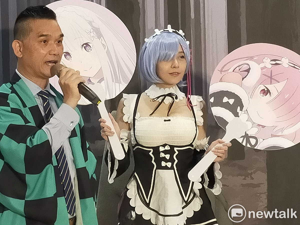 中友百貨企劃處經理簡聰政說，7月15日起發放振興三倍券，剛好與中友翻轉動漫祭檔期時間得以搭配，預計今年業績可再攀升。右為人氣COSER喵少Athena 。 唐復年/攝