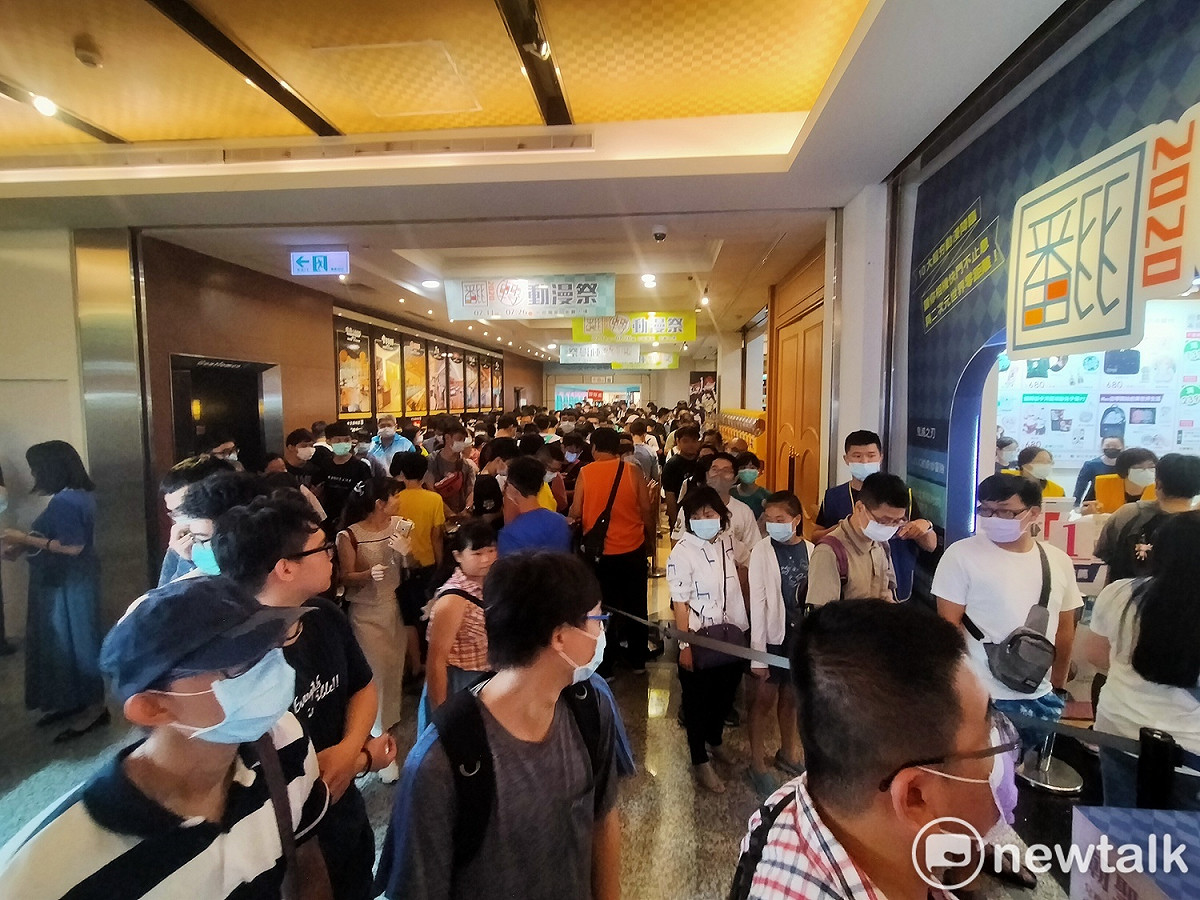 動漫迷擠爆中友百貨，排隊人潮延伸4個樓層。 唐復年/攝