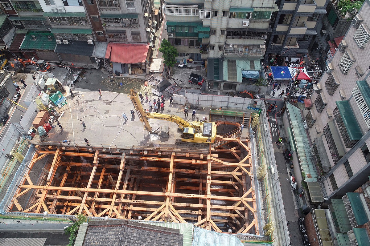 永和文化路新建案工程致路面塌陷 今晚緊急灌漿