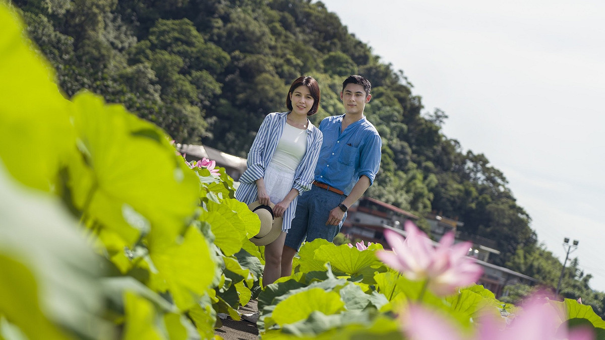 陳奕及戴湘儀在「新北最大荷花田-雙溪上林荷花田」拍美照。 圖：新北市政府新聞局／提供