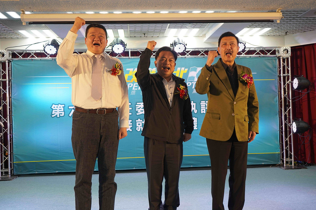 民進黨新北市黨部新舊任主委何博文 (左)、余天，在中央黨部秘書長林錫耀主持下，完成交接儀式。  圖：民進黨新北市黨部提供