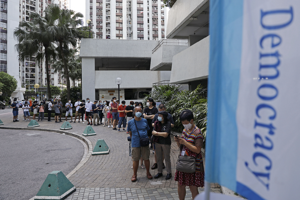 民主派初選投票服務處大排長龍。 圖：美聯社