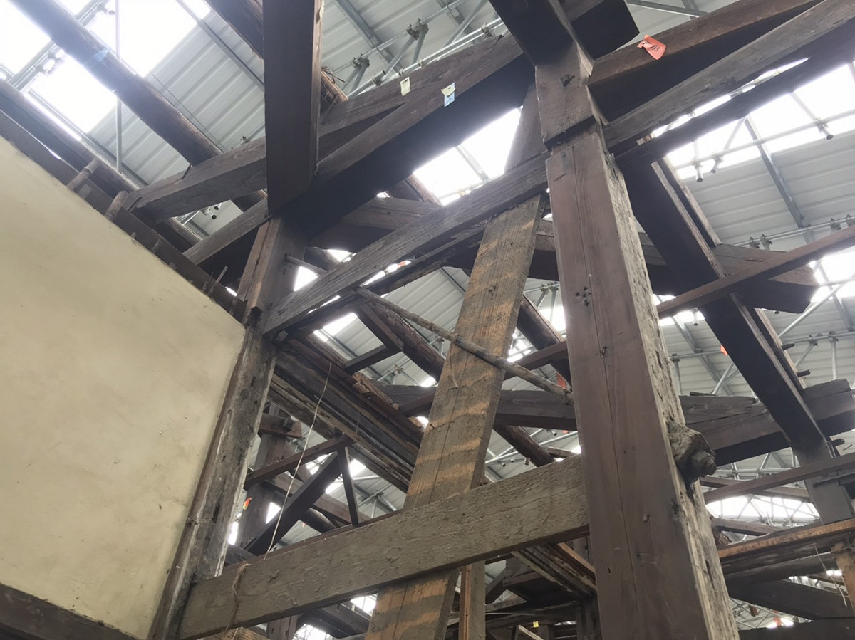 潭子國小日式校舍，原建築壁體發現有斜向鐵件補強。 台中市文化局/提供