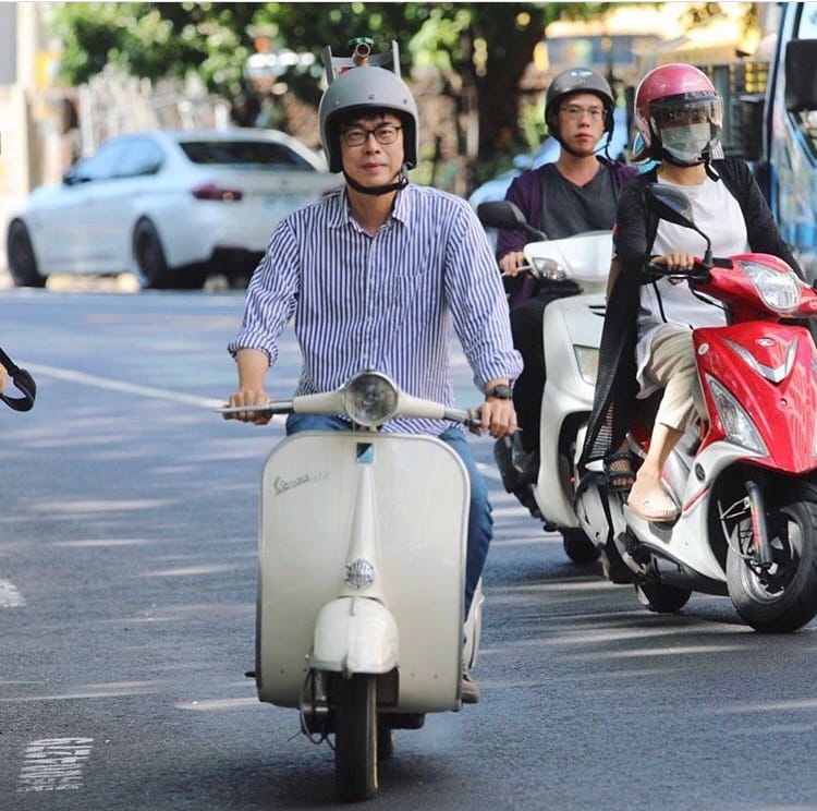 陳其邁騎偉士牌，回憶年輕時代 圖：翻攝自陳其邁IG