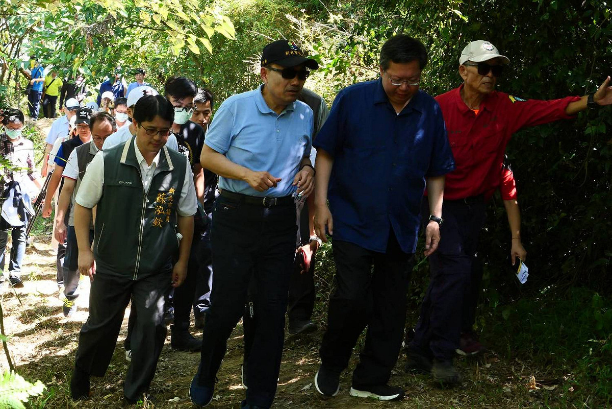 侯友宜與鄭文燦漫步山林步道 圖:新北市觀旅局提供