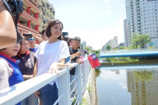 李眉蓁(中)走訪幸福川。 圖：李眉蓁競辦/提供