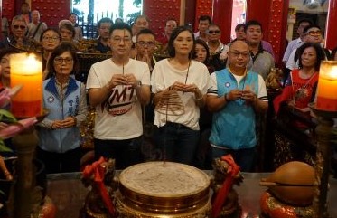 李眉蓁(右二)與江啟臣(左二)至玉皇宮參香。 圖：李眉蓁競辦/提供