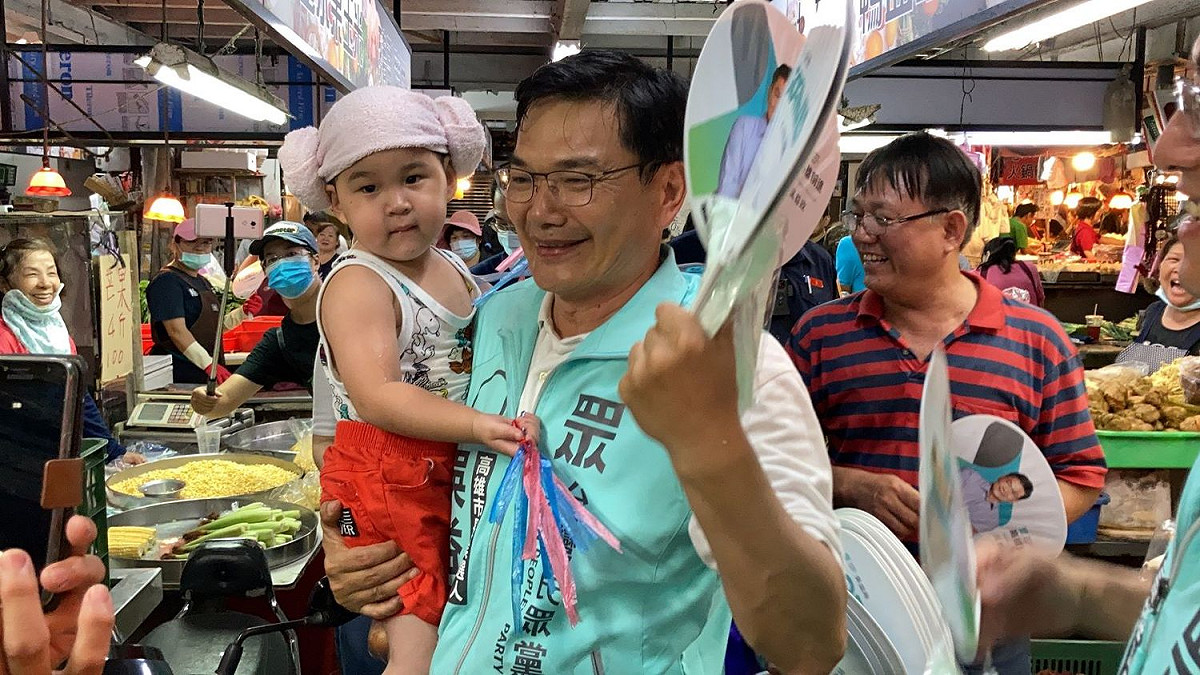 吳益政今天上午走訪左營哈嚜市場。 圖：吳益政競辦/提供
