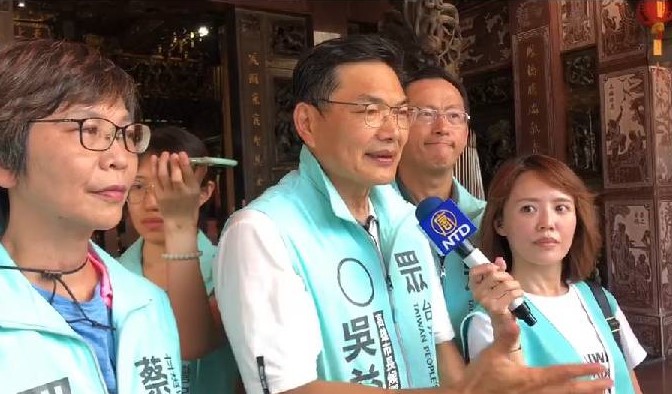 吳益政(中)在總幹事蔡壁如(左)陪同下走訪市場。 圖：吳益政競辦/提供(資料照片)